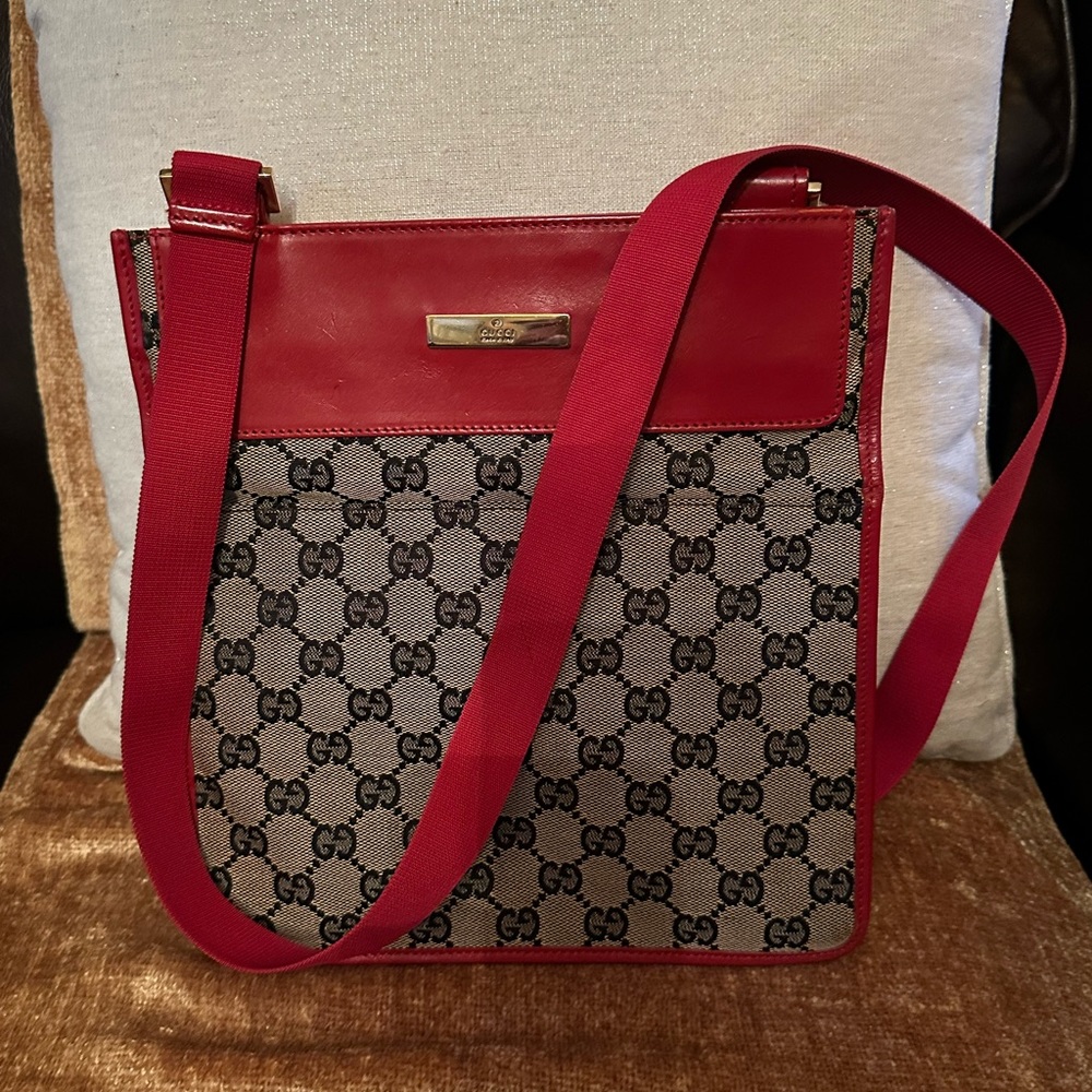 Beautiful Gucci Messenger Crossbody Bag